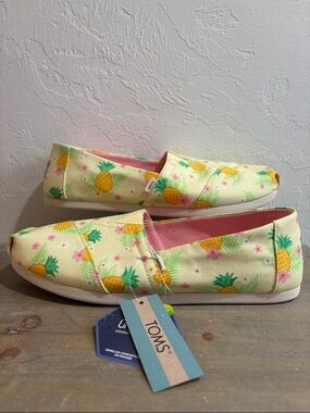 NWT Toms Pineapple Paradise Print Slip On Shoes Size 9